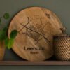 Rond houten dienblad met gegraveerde plattegrond van Leersum, stijlvol gepresenteerd als woondecoratie. Gepersonaliseerd cadeau