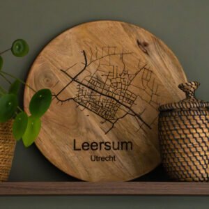 Rond houten dienblad met gegraveerde plattegrond van Leersum, stijlvol gepresenteerd als woondecoratie. Gepersonaliseerd cadeau