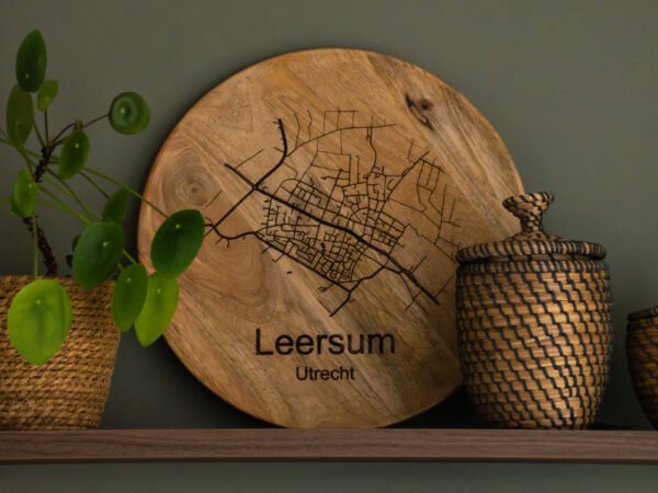 Rond houten dienblad met gegraveerde plattegrond van Leersum, stijlvol gepresenteerd als woondecoratie. Gepersonaliseerd cadeau