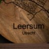 Detail van houten dienblad met gravure van Leersum Utrecht, nauwkeurig lijnwerk in het hout