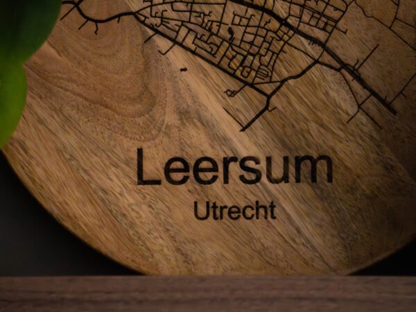 Detail van houten dienblad met gravure van Leersum Utrecht, nauwkeurig lijnwerk in het hout