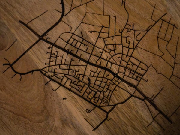 Close-up van gegraveerde stadsplattegrond Leersum op houten dienblad, lasergravure met fijne details