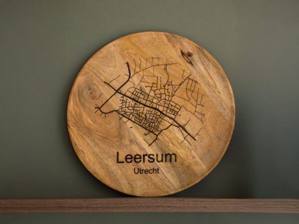 Rond houten dienblad met lasergravure van Leersum Utrecht, persoonlijk kado en wanddecoratie in één