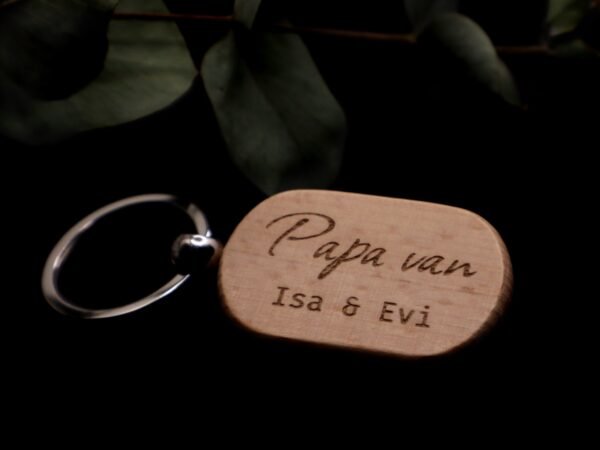 Gepersonaliseerde houten sleutelhanger met relatie en namen gravure | Standaard ontwerp